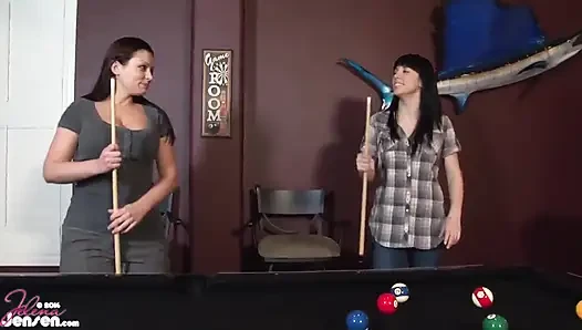 Striptiz havuzu oynayalım! Jelena Jensen ve Aria Giovanni!