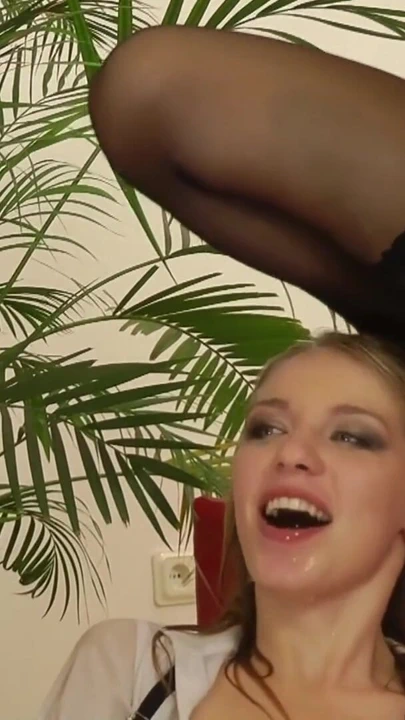 Güçlü an "İki civciv birlikte çiş tatmak ve bir çük paylaşmak istiyor"