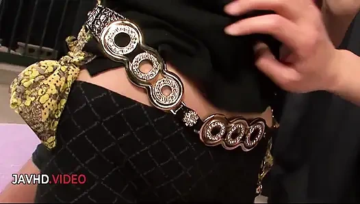 Sarışın orta yaşlı seksi kadın tıraşlı amcık gösterisiyle yoğun üçlü seks yapıyor