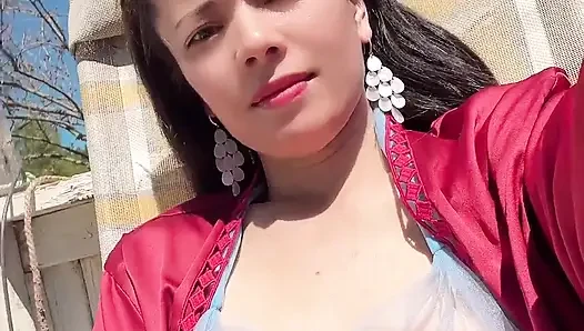 Kapıdaki sandalyede kadın göster