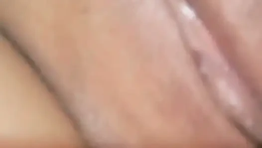 Üvey annenin yasak yarağı titreyen götüne dokunuyor