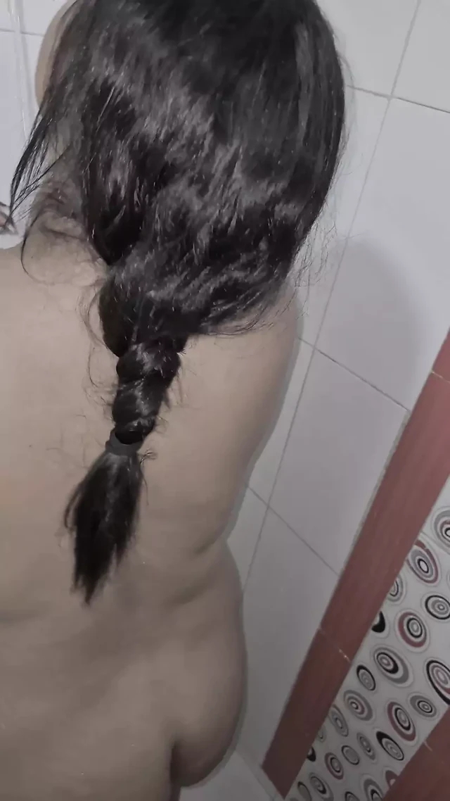 Komşumla duş alıyorum ve o yarağı götüme sokasın diye yıkıyorum