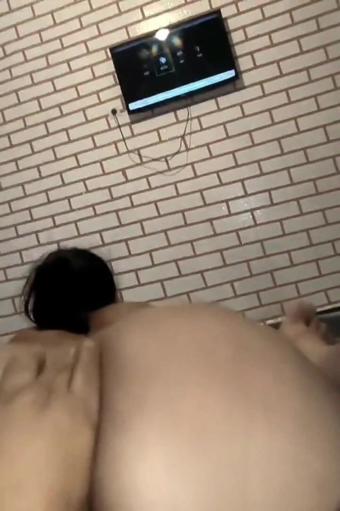 Seksi genç orta yaşlı seksi kadını ateşli bir amcık dölleme için baştan çıkarıyor ve sikiyor