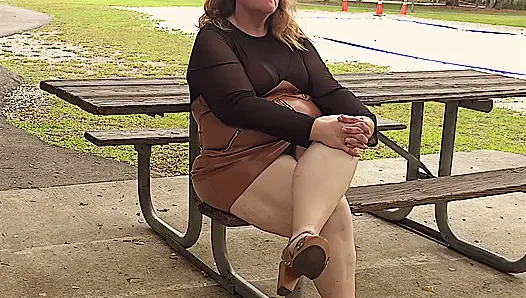 Продолжайте смотреть на мою большую толстую белую сочную попку, толстые ноги и бедра, пока не начнете стоновать и кончать