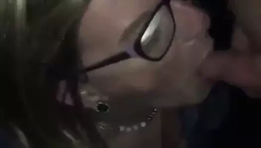 Açık havada sakso emiyor sürtük