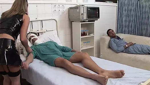 Amy Azurra ve Kaia Kane iyi emiyor ve sikişen bir hastayla ilgileniyor