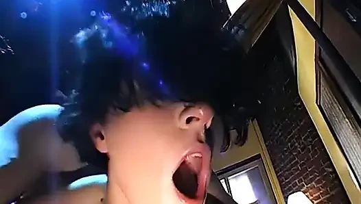 Azgın Asyalı Sürtük Gırtlağına Kadar Alıyor Ve Domalarak Sikiliyor