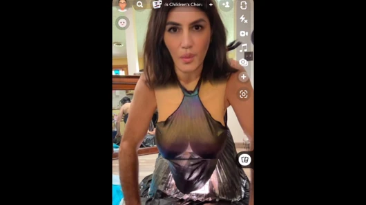 Drak saçlı travesti şeffaf mendil giyiyor