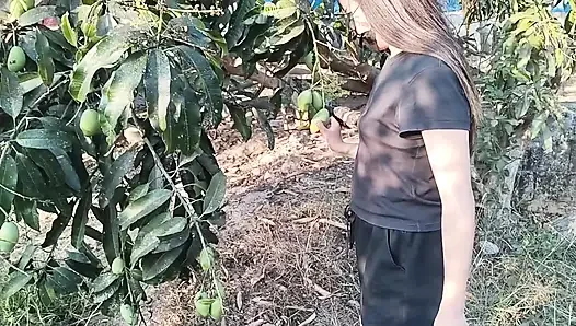 18 yaşındaki genç kız ağaçta meyve toplarken çiftçi bir çocuğu ona mastürbasyon yaparken yakaladı