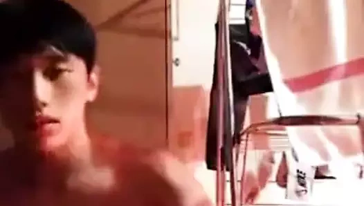 Koreli kamera boşalma gösterisi