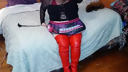 Kırmızı kalçalı hemşire Vicki'nin çizmeli fotoğrafları videoya döndü