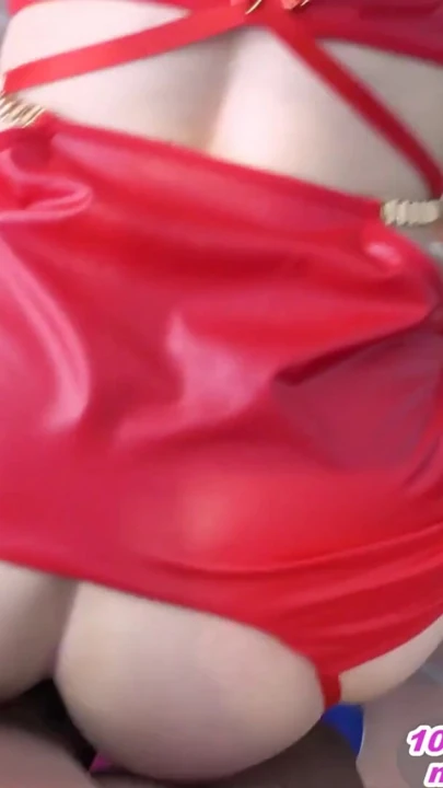 Alman porno modeli kamusal alanda perde arkasında sevişiyor | Klip 1