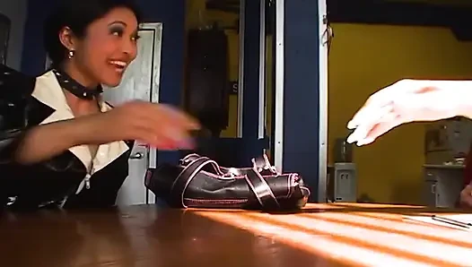 Crystal Mika Tan'ı ısırarak ve göğüslerini sertleştirerek cezalandırıyor!