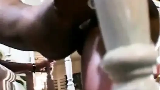 Büyük memeli zenci sürtük ıslak amını siktiriyor