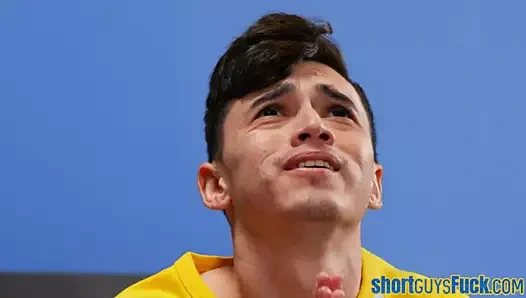 Tombul puma sürmek ve darbeler titjob önce kısa adam asılı