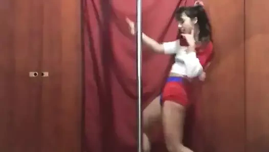 Harley Quinn cosplayer bir fahişe gibi dans ediyor