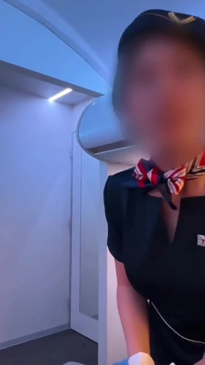 Uçuş görevlisi servis seksi. Yemek yerine oral seks ve dölleme amcığı (#386) | Klip 2