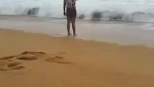 eşi ile deniz banyosu