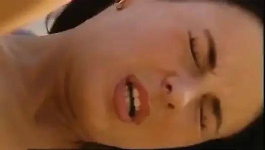 Küçük memeli güzel esmer hatun havuz başında ağzına boşalarak sikiliyor