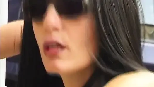 Dövmeli esmer orta yaşlı seksi kadın çizme hakimiyeti için kelepçeli