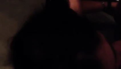 dizlerinin üzerinde oral seks