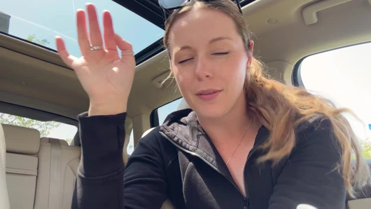 Arabamın arka koltuğunda pembe dildoyla mastürbasyon