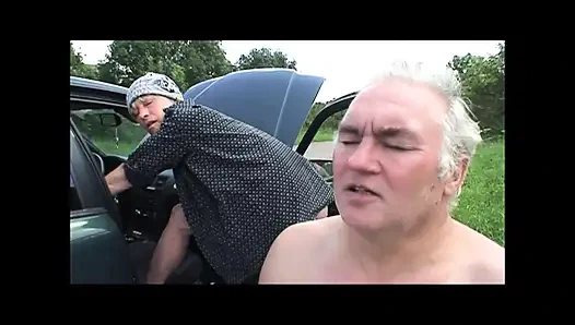 En sert üçlü grup seks!! Genç erkek avcısı ve büyük yaraklı genç kaltak cilt 2