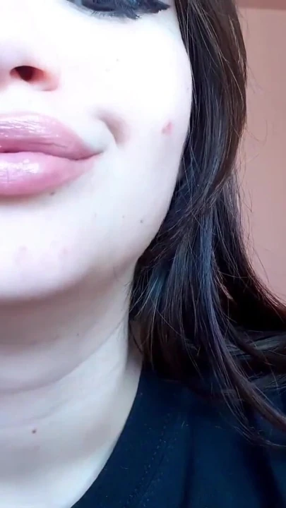 Doğal renkli lipgloslu büyük tatlı dudaklar sigara içiyor | Klip 1