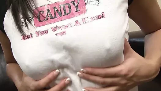 Sarışın bebek verir ona dik kedi bazı zevk ile bir yapay penis