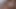 Seksi koyu saçlı bebek büyük doğal göğüslerine boşalmayı seviyor
