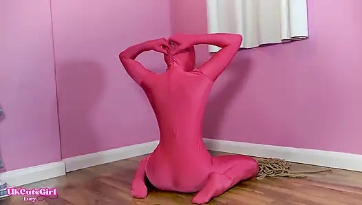 Parlak taytlı catsuit içinde Lucy için ip esareti