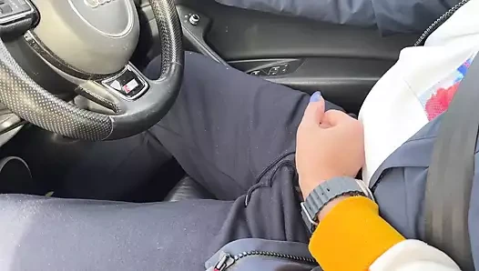 Araba sürerken sürücünün yarağına dokunuyor