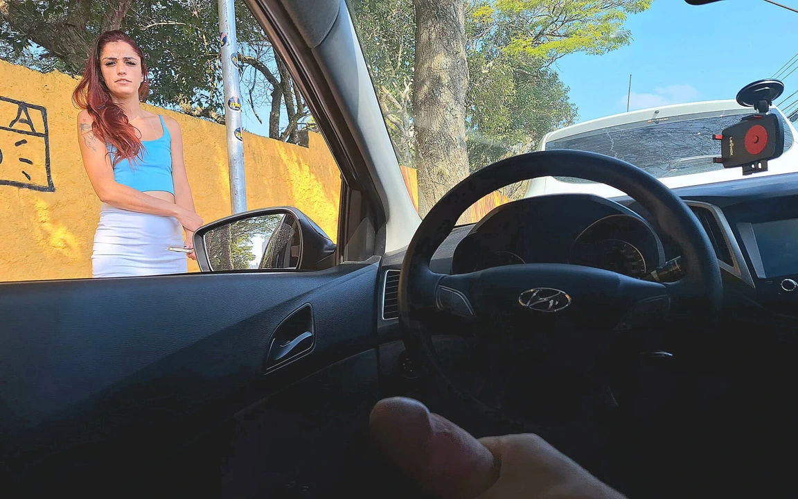 Otobüs durağında olan ateşli kızıl saçlı için riskli mastürbasyon