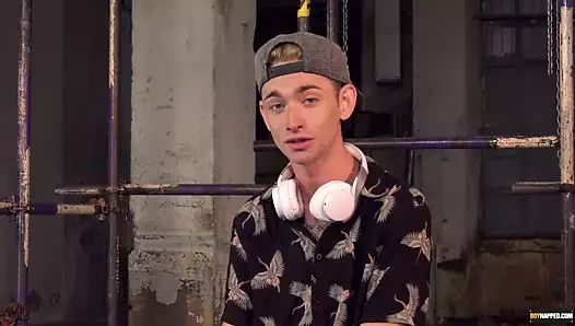 ipli twink alır bir gaz maskesi ve kaba bir handjob