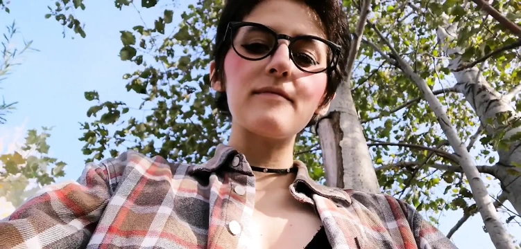 Tarlada göğüslerini teşhir ediyor