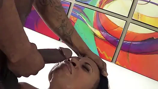 Azgın zenci hatun sadece onun için iki yarak alıyor