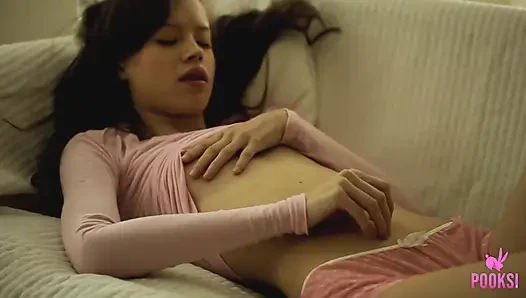 Skinny hottie Lynn stuffs her soft twat with her glass toy!
