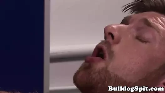 yetenekli iri parça rütbeli dışarı sütlü boşalmak içinde soyunma