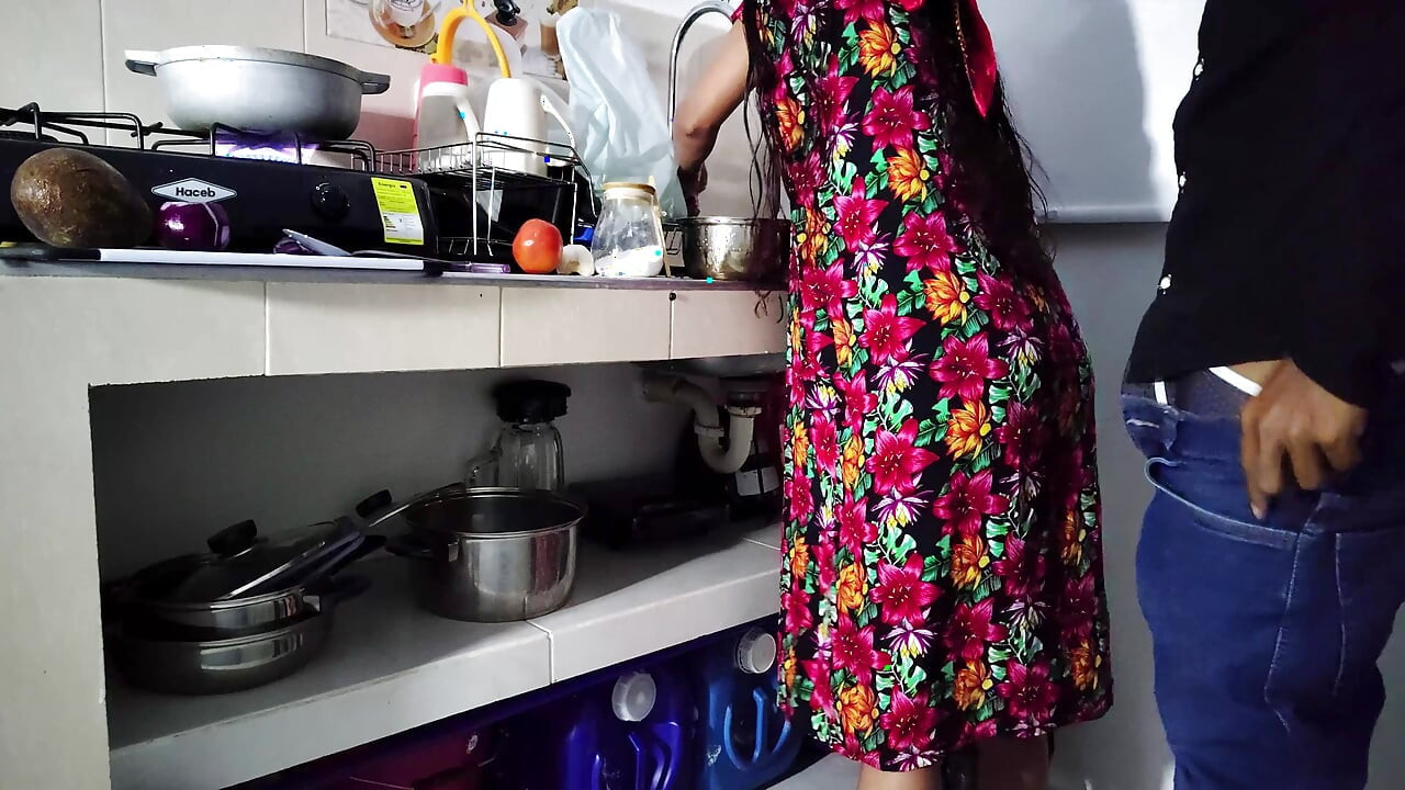 YEMEK YAPıYOR VE SIKIŞIYOR