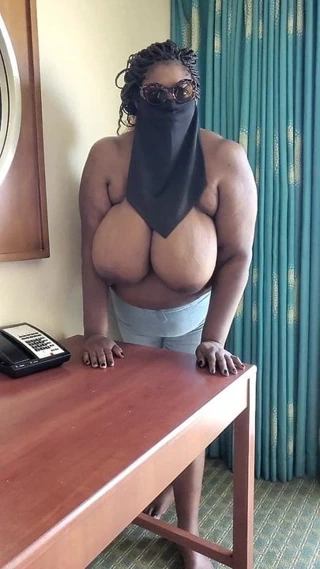 ağır çekim meme sallanan