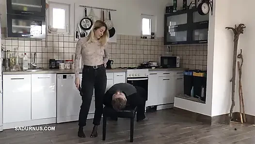 Bayan Amy Douxxx kölenin yüzünde kendini mutlu ediyor