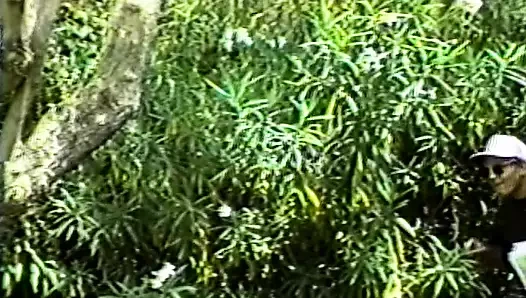 Canı sıkılan genç kız havuzun yanında açık havada parmakmaya karar verdi