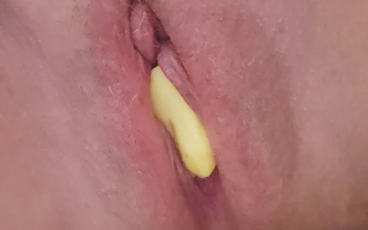 Genç erkek avcısı orta yaşlı seksi kadın ateşli kızıl kök sokma ile mastürbasyon yapıyor