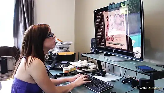 Şanslı adam tüm dölünü genç kızıl saçlıların göğüslerine boşaltıyor