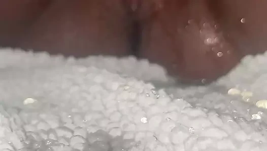 Zenci oyuncakla fışkırtıyor