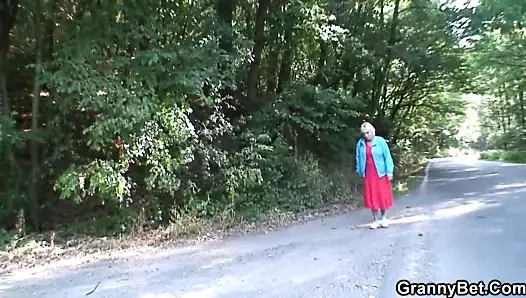 Dışarıda 80 yaşındaki büyükanneyi alıp sikiyor