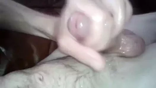 Göğsüme kadar fışkırtarak, yağlanmış bir horozla mastürbasyon yapıyorum.