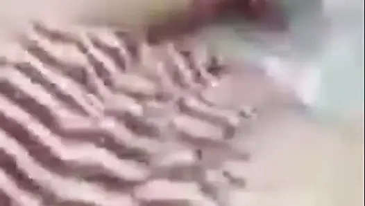 Asyalı Kız Vajinasını Ve Büyük Göğüslerini Gösteriyor