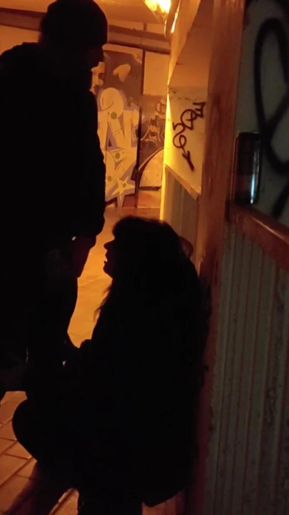 Fahişe otoparkta aşağılanmış | Klip 1