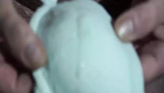 Cum üzerinde pembe külot ve küçük sutyen